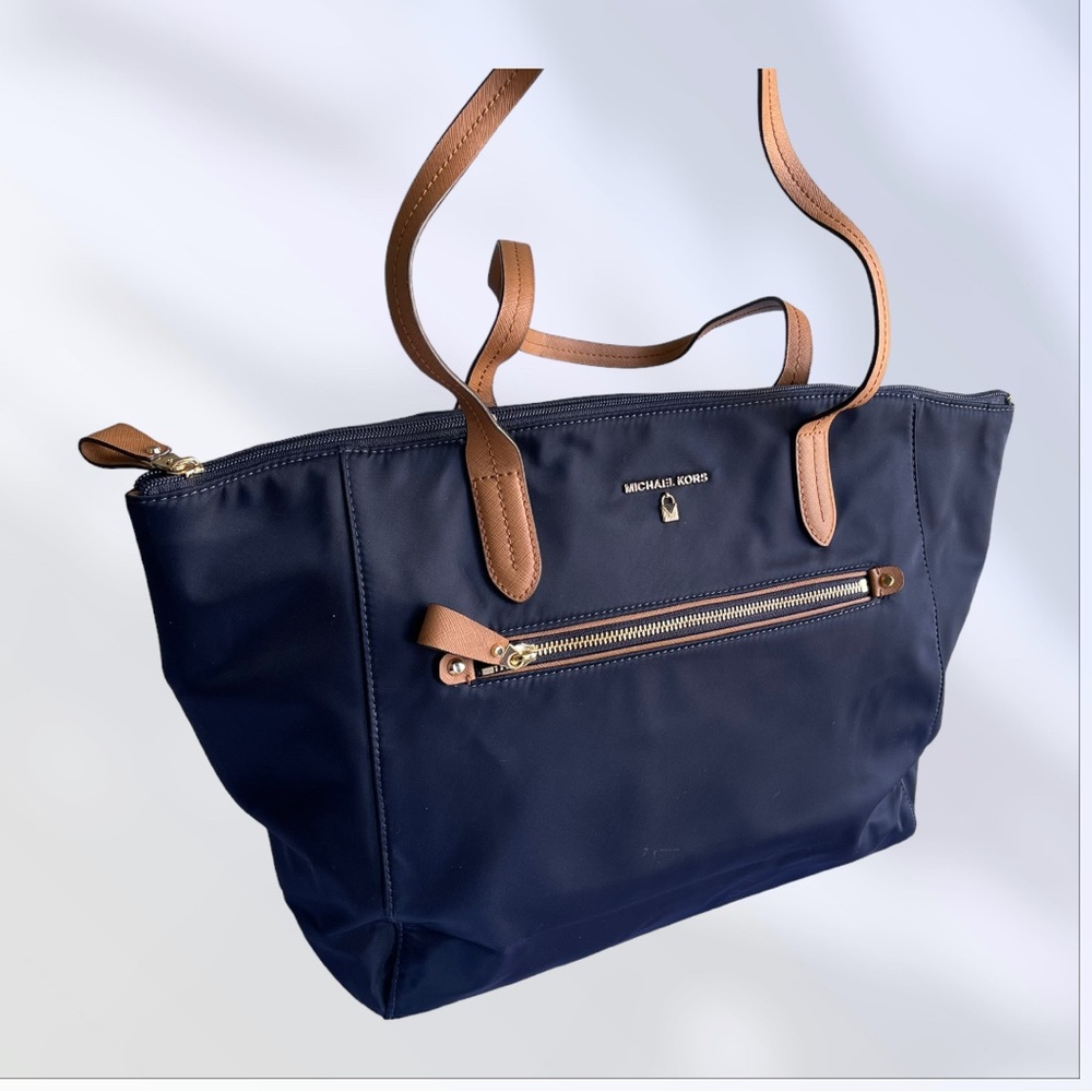 Michael kors navy large tote with luggage pocket